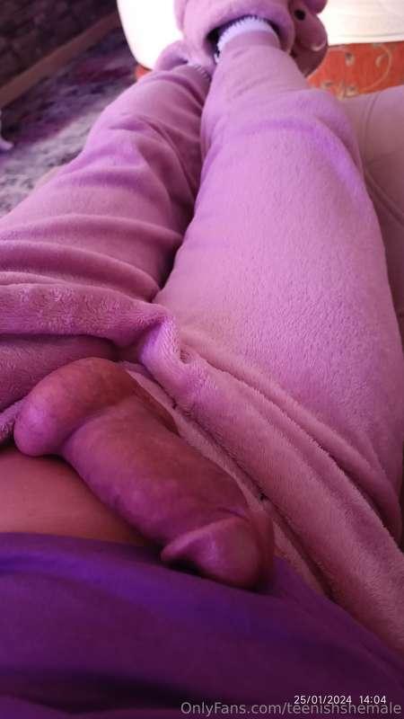 It's so cold outside and I am tryin to get warmer by rubbing..