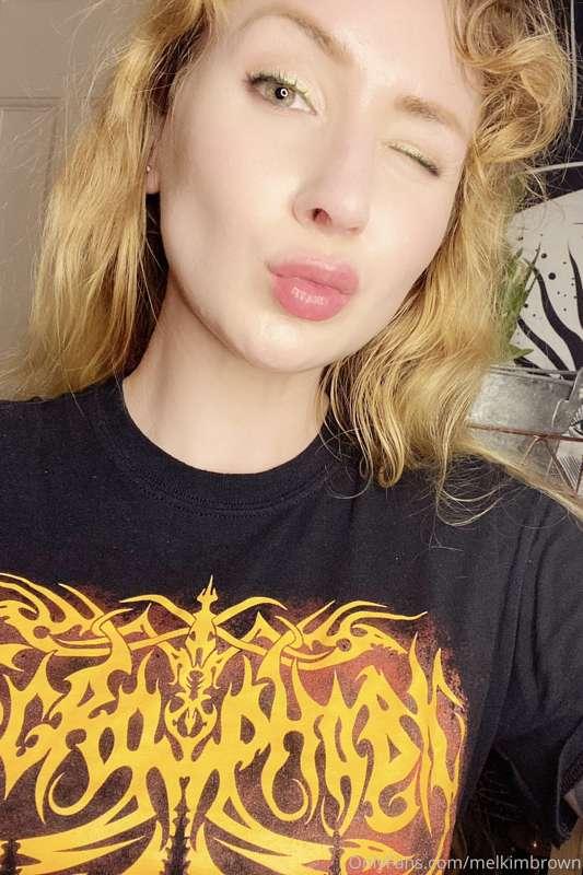 I got one of those ring lights that make your eyes look cool..