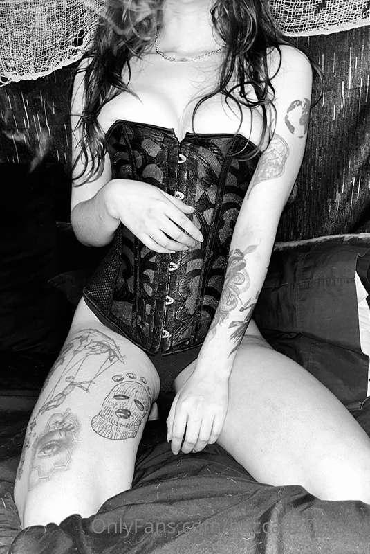 corset has these DDs lifted perfectly 😮‍💨