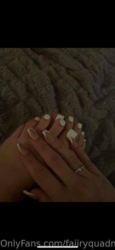 Here for my 🦶🏼 guys 😌 let me know what kind of pics ya’ll wa..