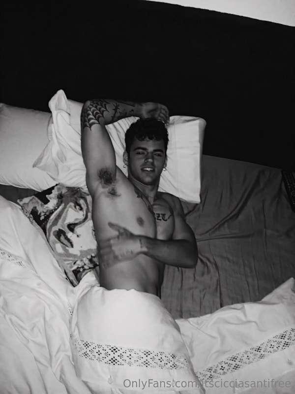 I hate sleeping alone 😫