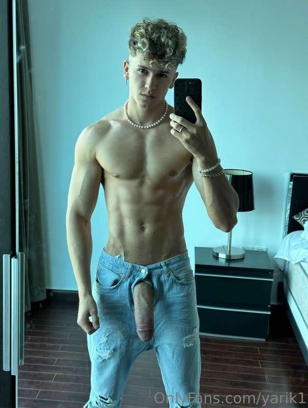 Can i be your new roommate ? 👀🤭