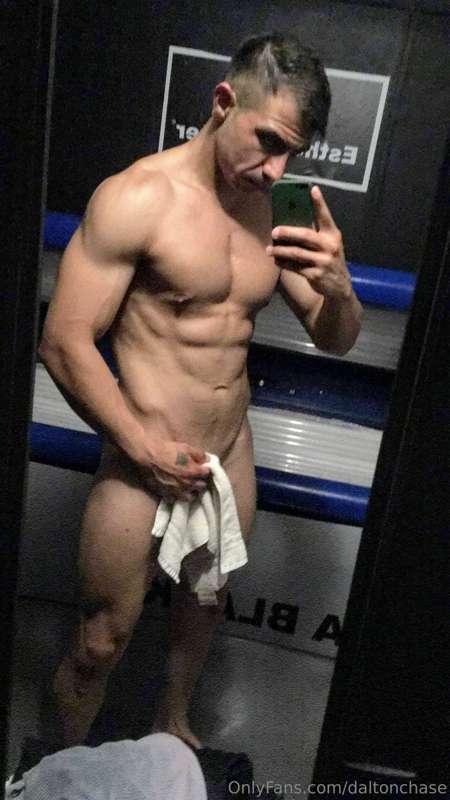 A little sunbed. Would you like to see me without anything? ..