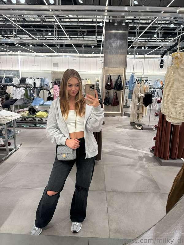 My favorite part of the day is shopping!😍 I love going out f..