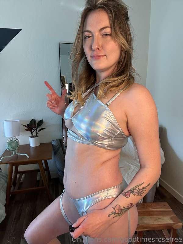 Being sexy and silly is my jam 😜. Who else is ready to rave?