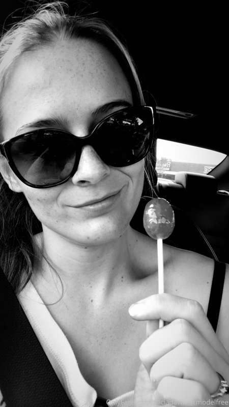 How many licks does it take to get to the center? 🙃 🍭