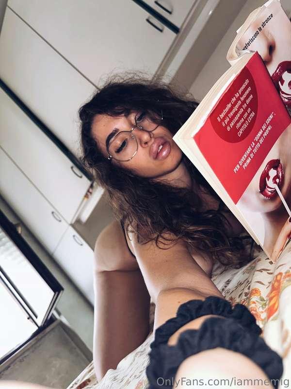 Amo leggere, e tu ? Leggeresti con me ? 💦
