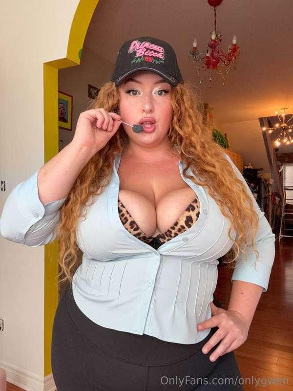 Gwen, fully loaded. 💋🚗