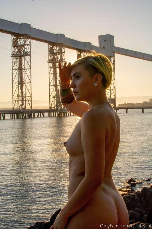 Let’s get naked by the water and feel the air all over us 💨💦