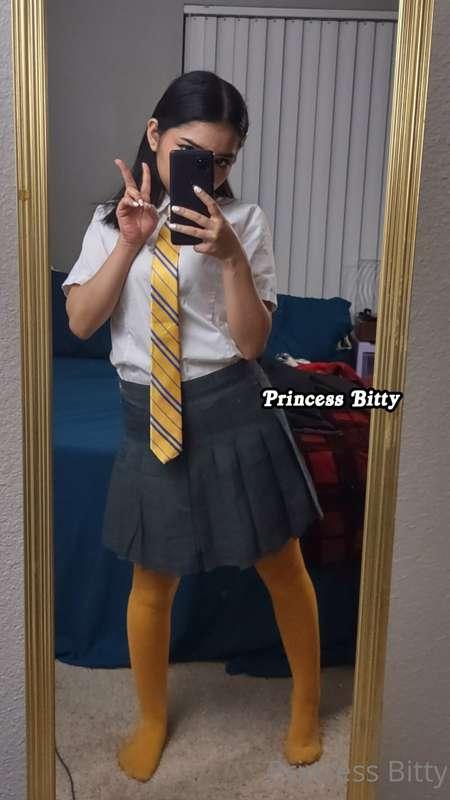 HufflePuff supremacy 💛💛💛 (there's also a vid of me cutting t..