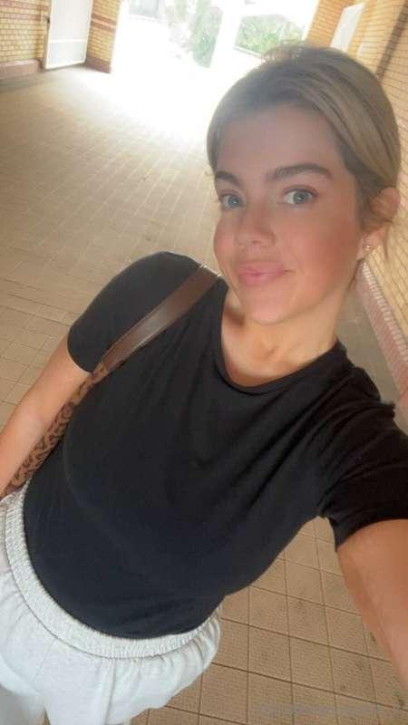 Would you carry my bag for me?🙈