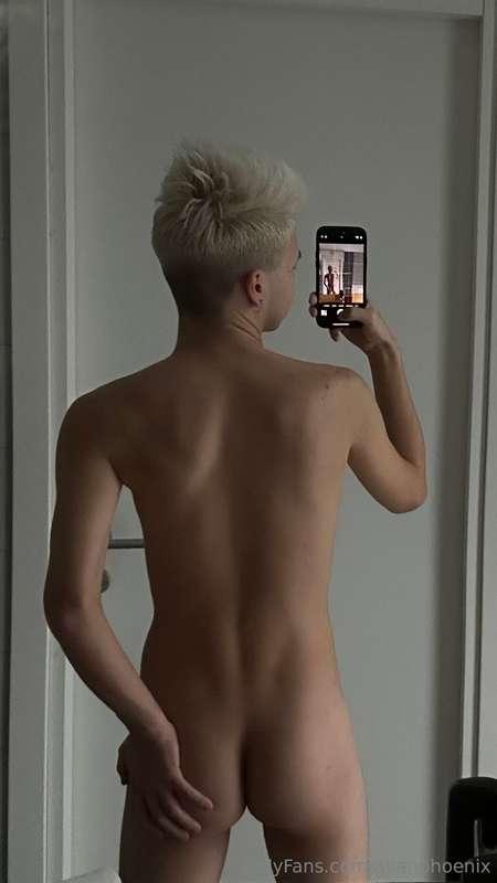 your small twink just take a shower💦will you come over?🍑