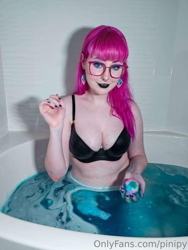 This bath bomb was sooooo much fun. I love the pretty colors