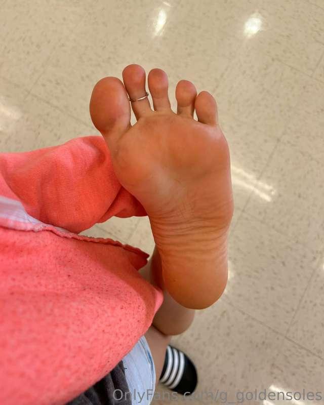 Dirty feet in Target 😏 They need a thorough cleaning 👅