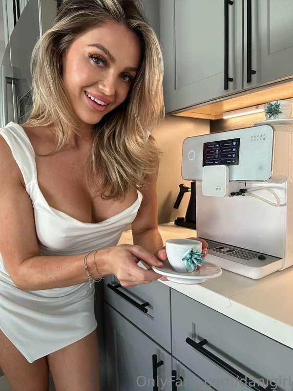 How cute is this tiny espresso mug?!! 😍

Perfect for a hump ..