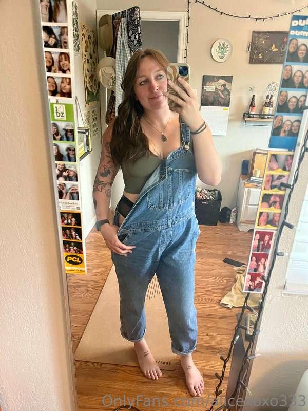 I love wearing something sexy under my overalls;)