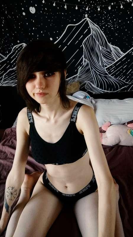 I'm your emo slut 💋