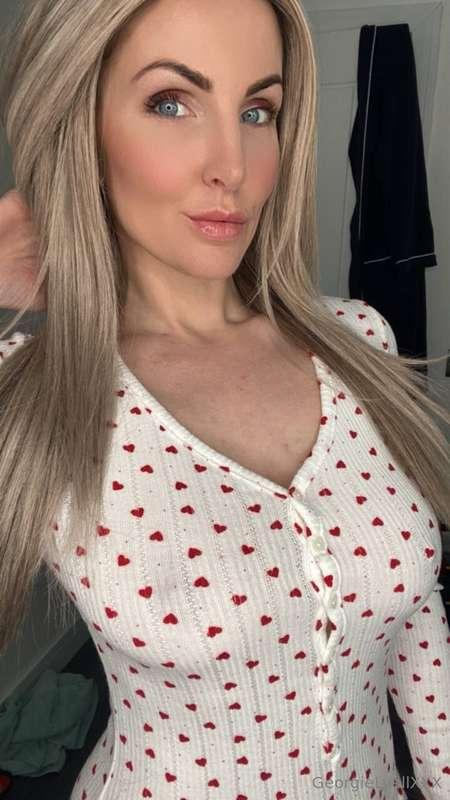 I'm all warm and cosy...want to join me? 🥰