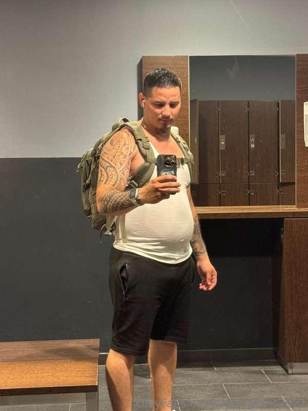 I'm very happy because my pig belly keeps growing. 🐷🐖🫃