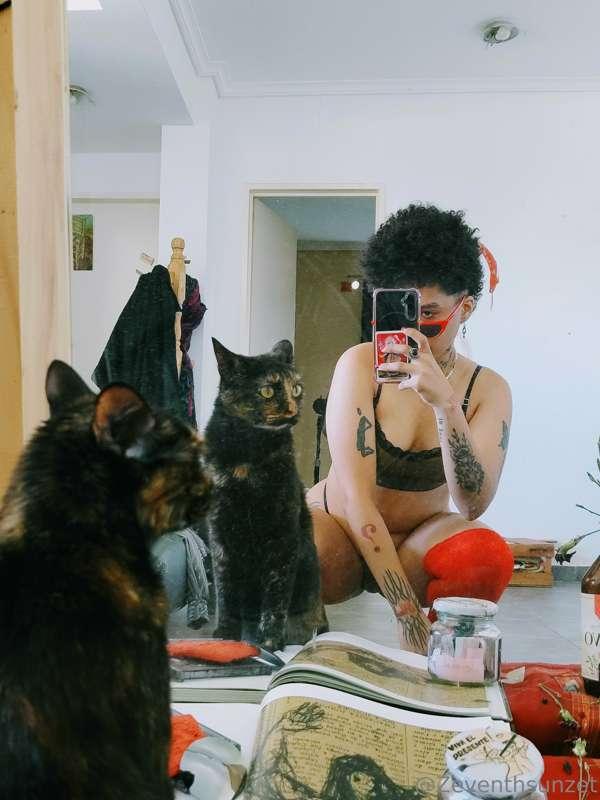 Important things: my cat and my ass ♥️