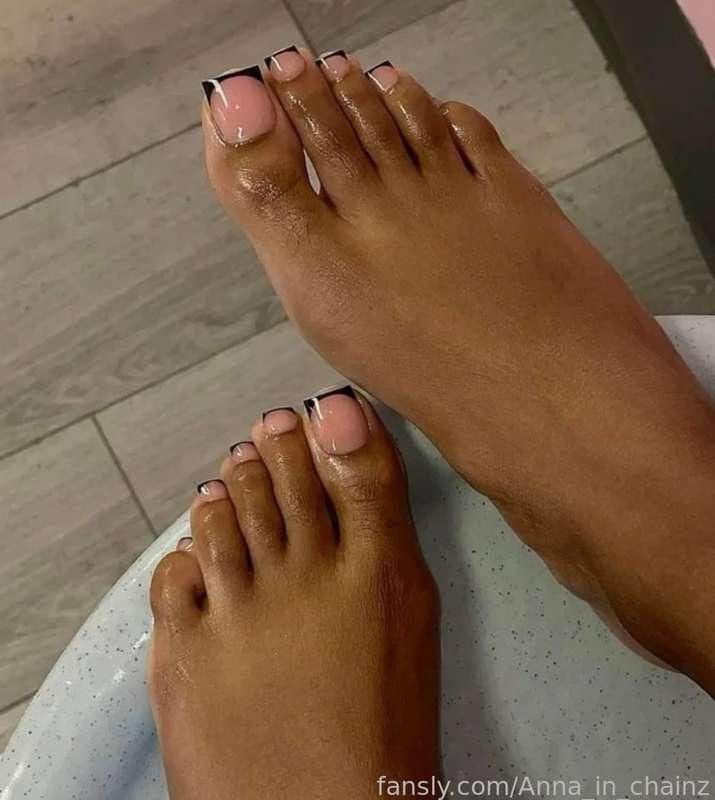 Pick my toe nail design and ill show a picture tonight of my nails with heels. Its been a while since I showed them off fully. 

#fyp #toes #feet #poll #foot #footfetish #heels #toerings #toejewlery#paintedtoes #blacktoenails #blackpolish