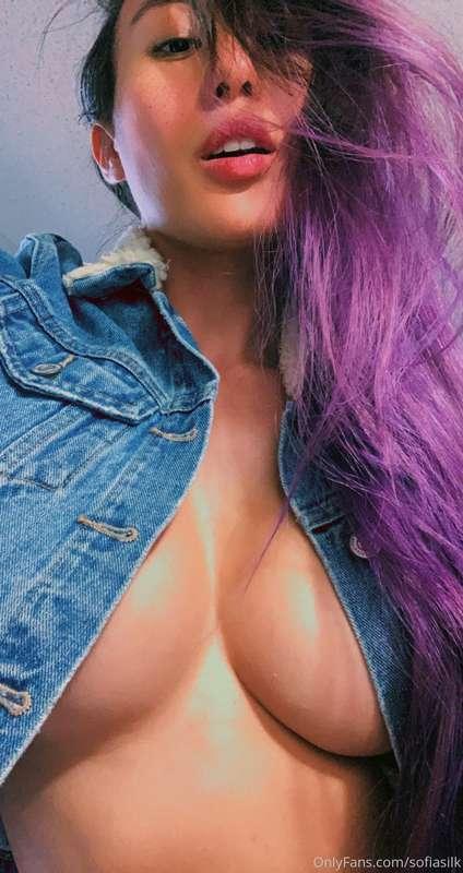 How's your Hump Day going, babe? Let me make it better! DM m..