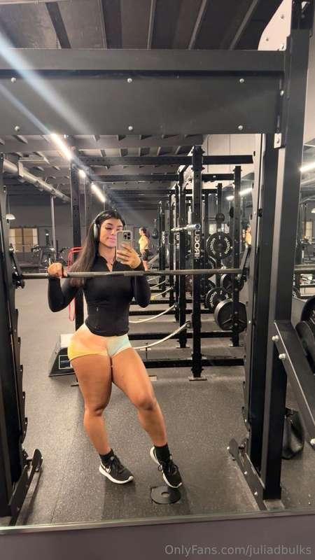Leg day 🤤 checking DMs all day 💕