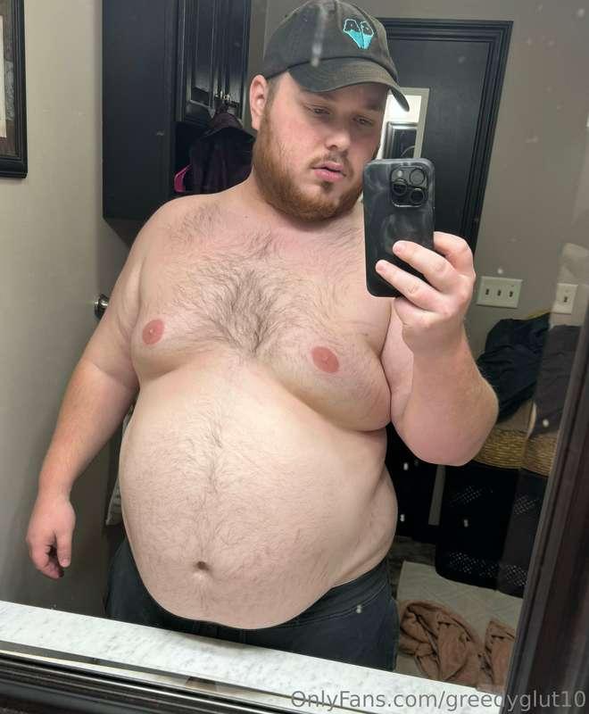 Spilling over these sweatpants😮‍💨 who’s gonna feed me til th..