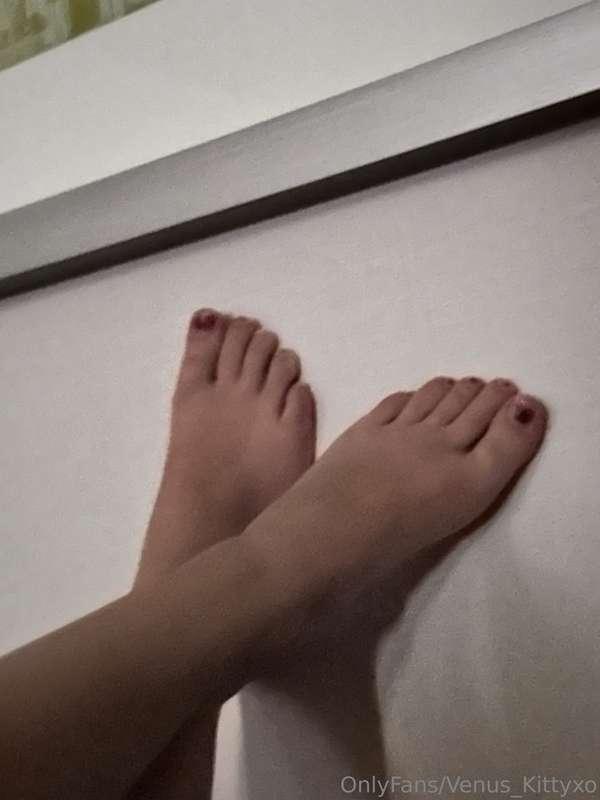 Good super early morning ahaha 👀🤭  My poor lil toes need som..