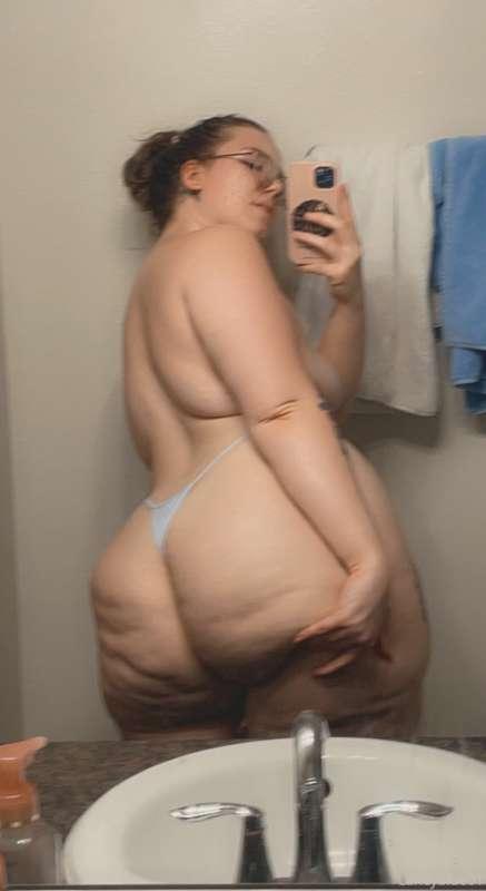 I’m really enjoying taking booty pics for you 😝🍑