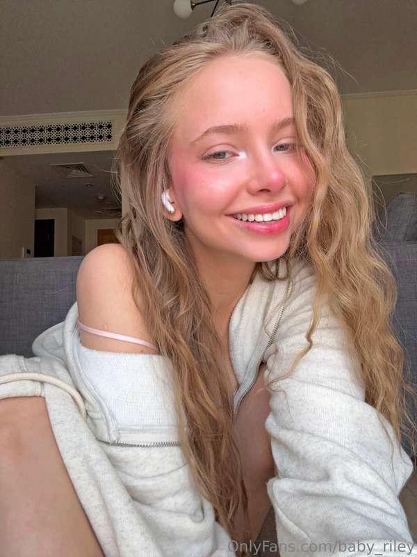 I can fly without wings, but only if you smile for me 😇💫