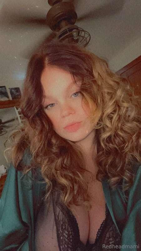 Who wants to cum on mamis pretty face 😋