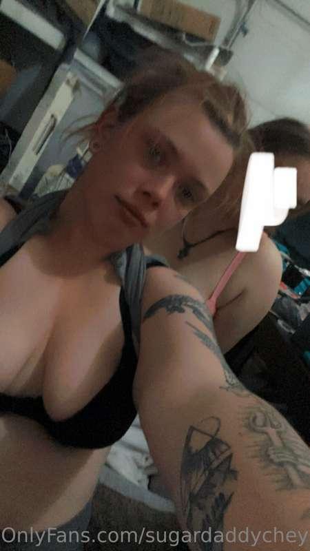 2 baddies in their bras 😘🥰