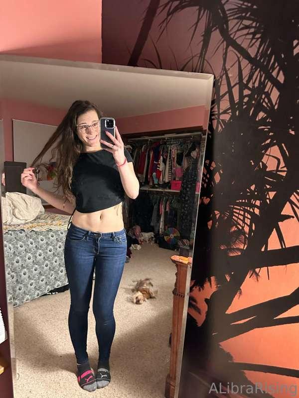 Princess Polly with a hella nice ass 👑😌🍑