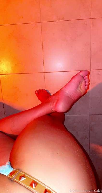 Footsie Friday 🤗 🦶 how cute are these?!? GUESS MY SIZE 😊