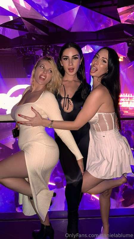 Que ganas de grabar con 2 estas nenas 🙈🙈🙈 uffff, ayer de fie..
