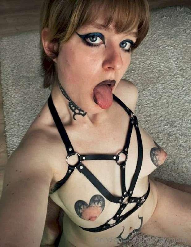 * A tame whore who wants extreme 😛 * @lizzzutka@lizzzutka I ..