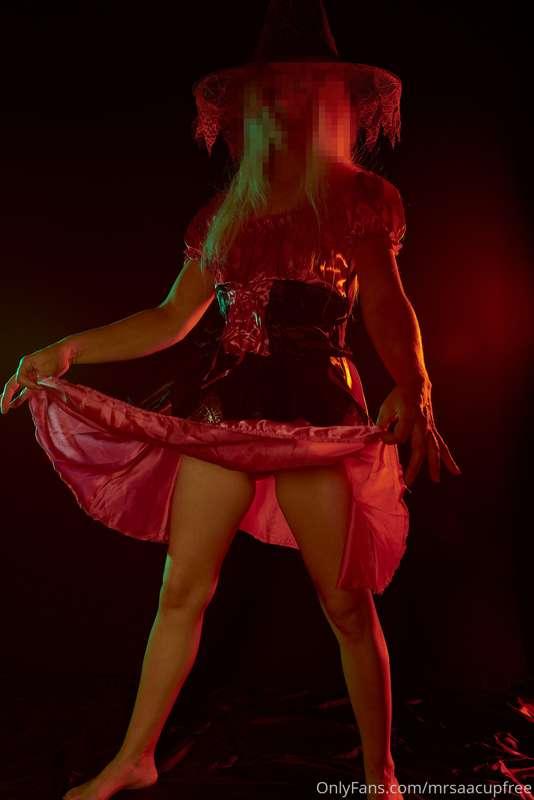 Deine kleine Witch lässt grüßen 😈Was wohl darunter steckt? F..