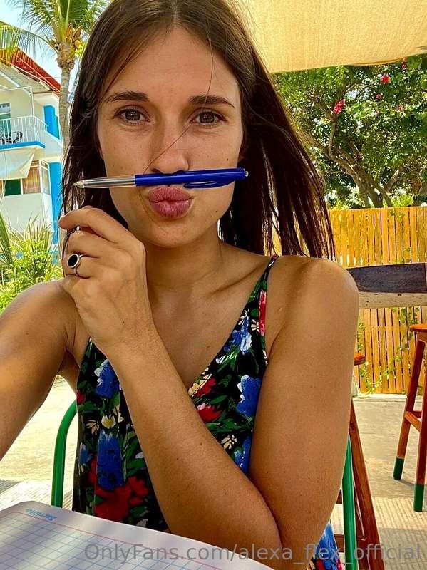 Do you also like to fool around while you're working?🤣😜