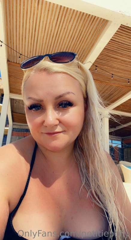 Ooh I do like to sunbathe. Who would like to see me sunbathe..