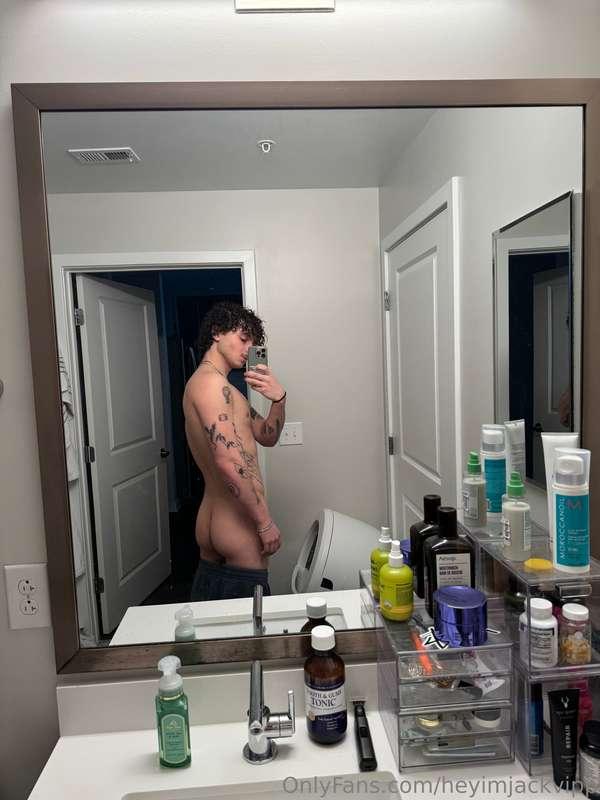 How's my butt 🍑😋??