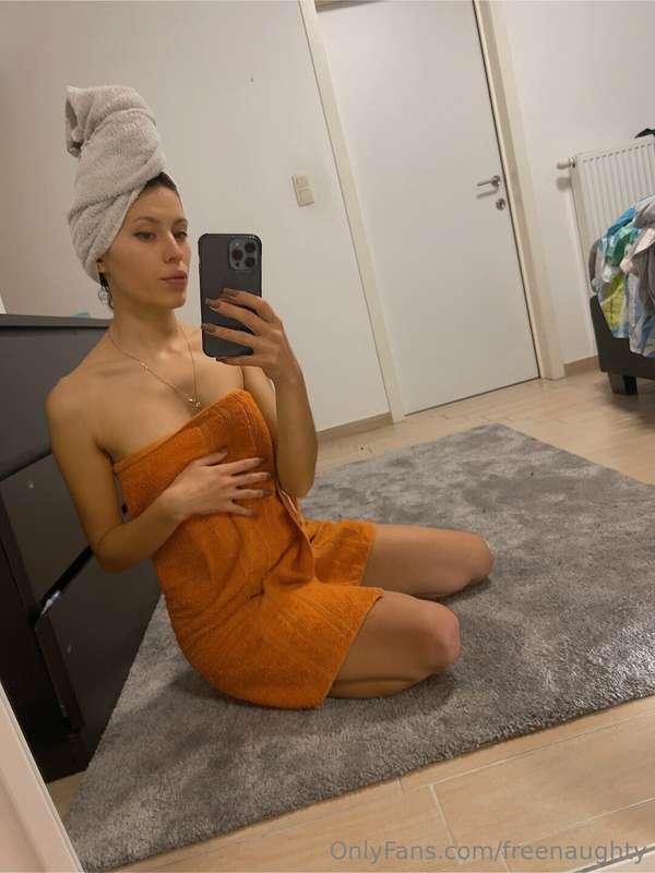 Mă ajuti cu prosopul te rog?😇😇