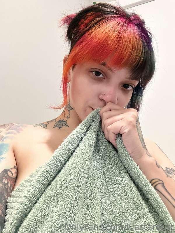 Free mini set after I got out of shower today. I’m all squea..