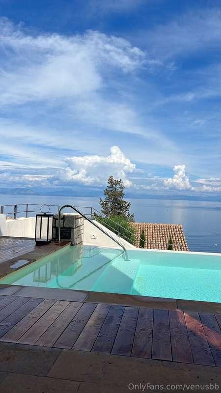 Should I get in the pool? Or the ocean? 🌊