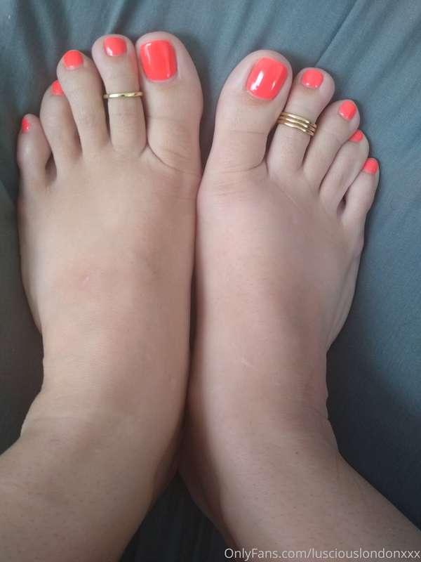 🦶🏻 For my feet and toe lovers!!! 💞 New pedi! New toe rings!!..