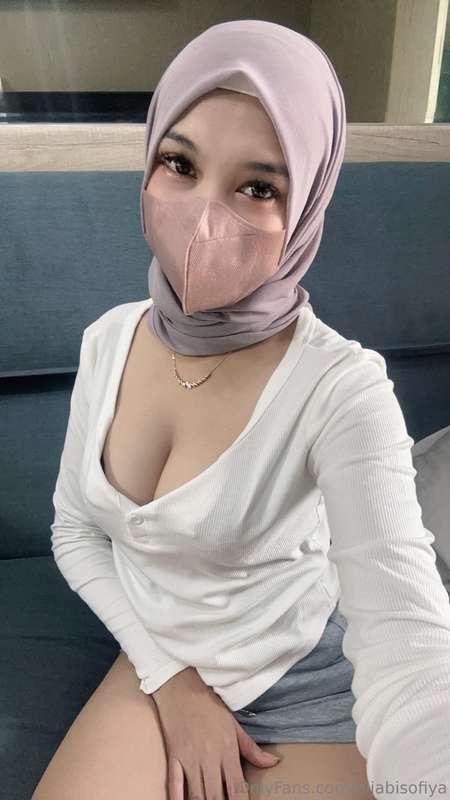 wanna lock eyes or lips? 💋