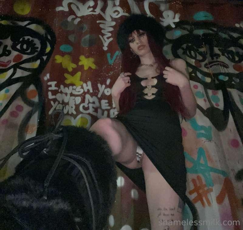 don’t mind me just bored & felt like posting this up skirt p..