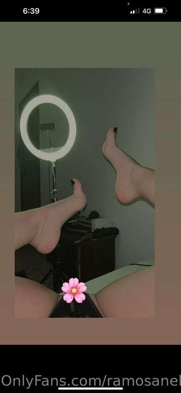 Bebé y si me chupas los pies? Y terminas chupando mas arriba..