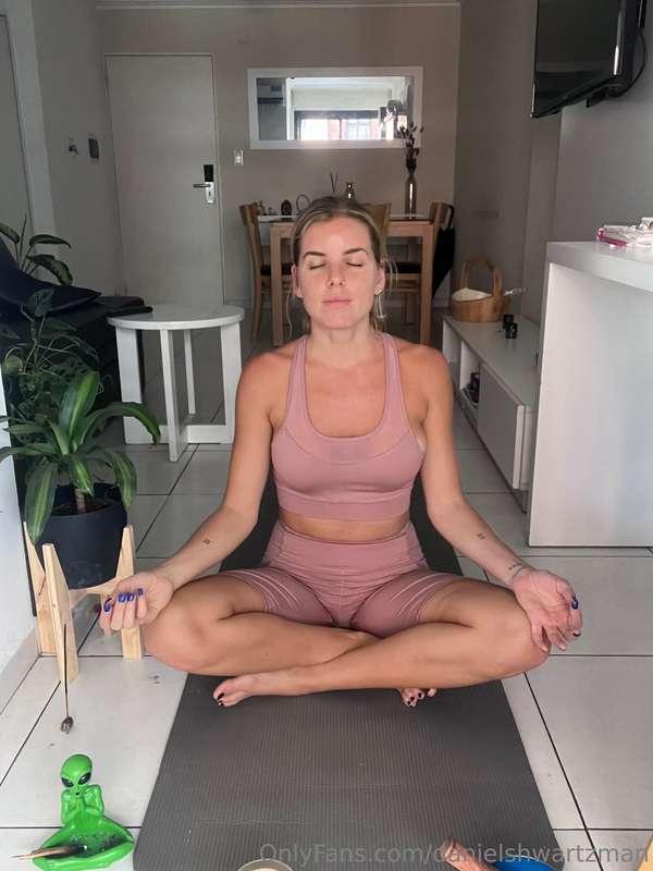 בוקר של חופש 🌸 ! פותחת את היום עם מדיטציה בגינה שלי... אין כ..