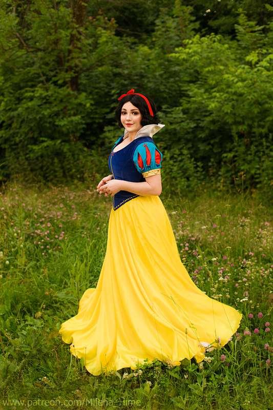 Snow White HD cosplay